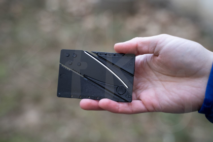 Skládací nůž v kartě